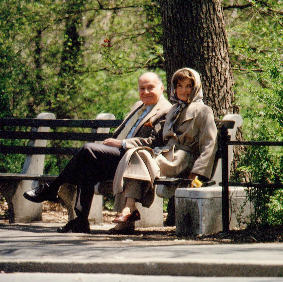 J.KENNEDY-ONASSIS TAKES A WALK IN CENTRAL PARK