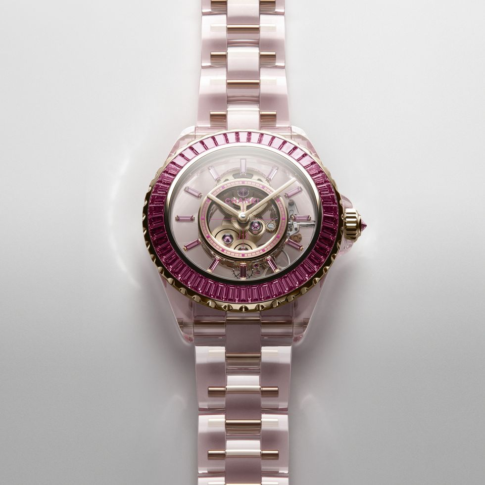 2024 chanel女錶重點推薦！j12夢幻粉紅、première腕錶⋯香奈兒女士的訂製工作坊化身座鐘動起來