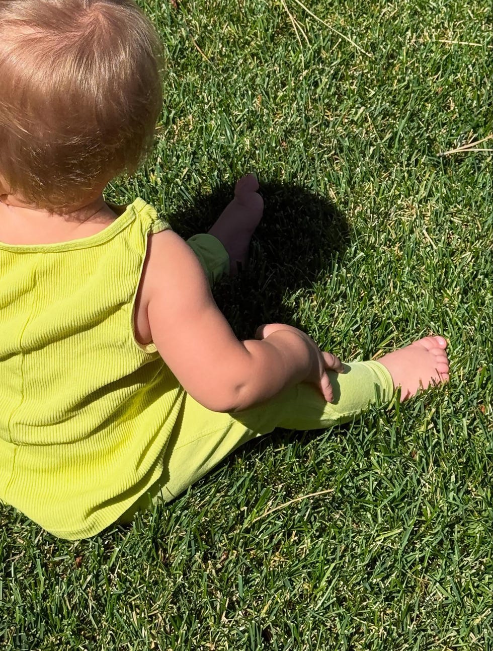 Baby Jack con un traje verde lima