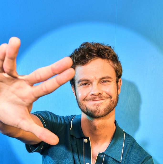 https://hips.hearstapps.com/hmg-prod/images/jack-quaid-visits-the-imdboat-official-portrait-studio-at-news-photo-1688586435.jpg?crop=1.00xw:0.670xh;0,0.116xh&resize=1200:*