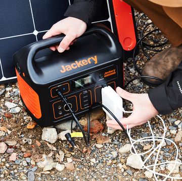 plugging into jackery 500 explorer solar portable power station
