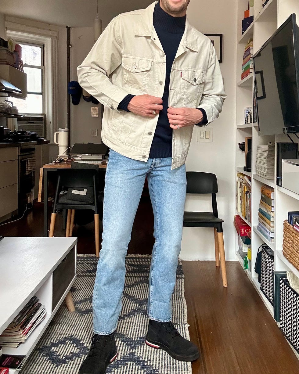 eine Person steht in einem Raum und präsentiert ein lässiges Outfit