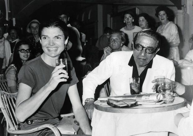 Jackie a Capri A cena in t-shirt con l'uomo più ricco del mondo