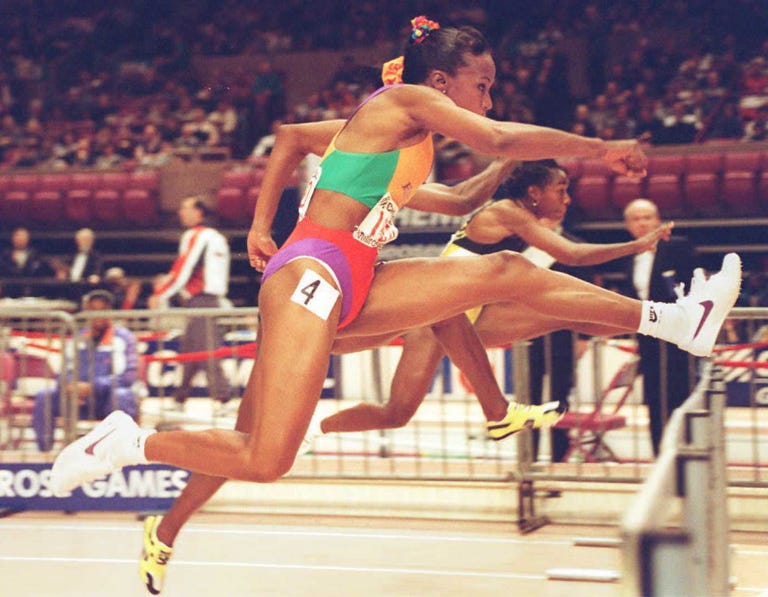 jackie joyner kersee vuela sobre los 60 metros vallas en los millrose games de nueva york