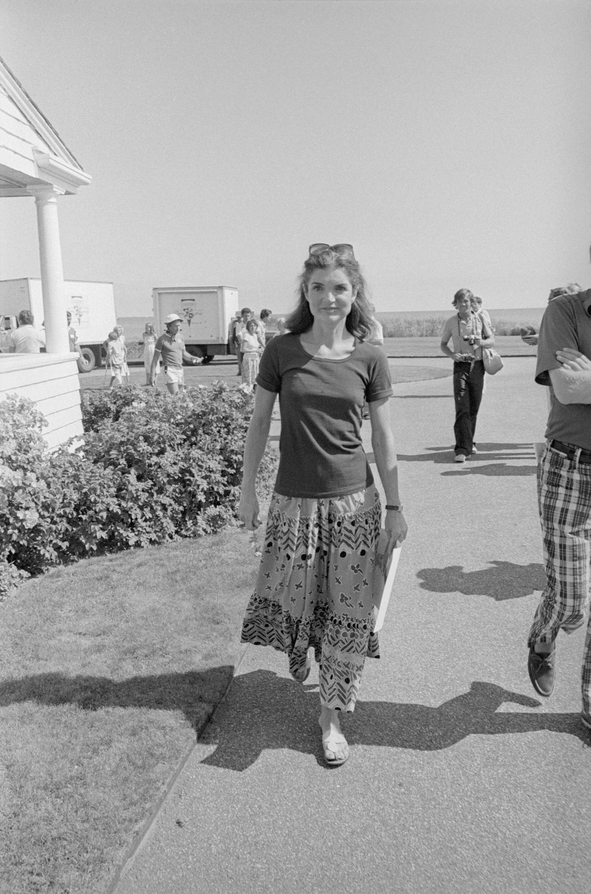 La falda boho de 24 € de Springfield que llevó Jackie Kennedy a los 50 años  con camiseta básica