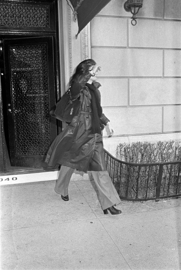 jackie-onassis-leaving-her-apartment-building-and-evading-news-photo-1726775841.jpg