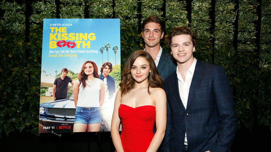 https://hips.hearstapps.com/hmg-prod/images/jacob-elordi-joey-king-and-joel-courtney-attend-a-screening-news-photo-1628782670.jpg?crop=1xw:0.82286xh;center,top