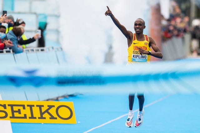 jacob kiplimo compite en un medio maratón en polonia