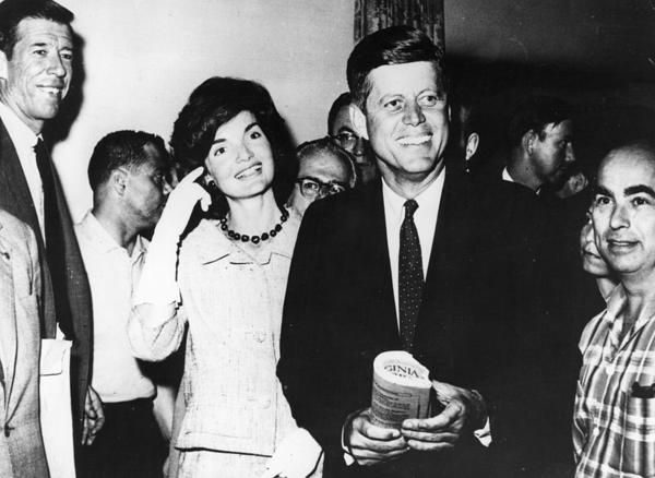 L'abito più famoso di Jacqueline Kennedy è questo tailleur rosa di Chanel che ha indossato quando è stato ucciso John Fitzgerald Kennedy.