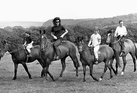 La famille Kennedy à cheval dans la campagne irlandaise