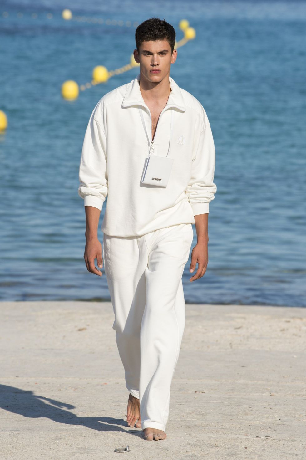 vestir de blanco en verano - El manual definitivo para hombre
