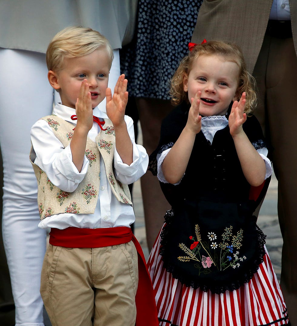Los hijos del príncipe Alberto y Charlene de Mónaco, los mellizos Jacques y Gabriella, vestidos con traje regional durante el tradicional picnic.