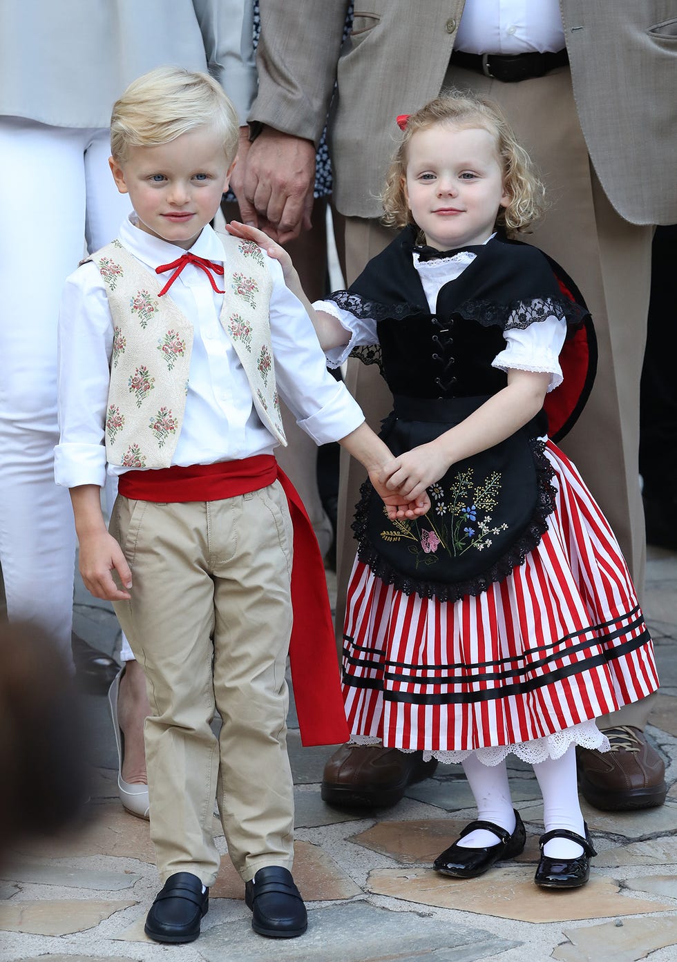 Los hijos del príncipe Alberto y Charlene de Mónaco, los mellizos Jacques y Gabriella, vestidos con traje regional durante el tradicional picnic.