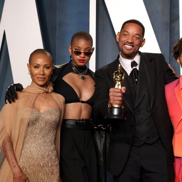beverly hills, california   march 27 l r jada pinkett smith, willow smith, will smith, jaden smith and trey smith attend the 2022 vanity fair oscar party hosted by radhika jones at wallis annenberg center for the performing arts on march 27, 2022 in beverly hills, california photo by john shearergetty images