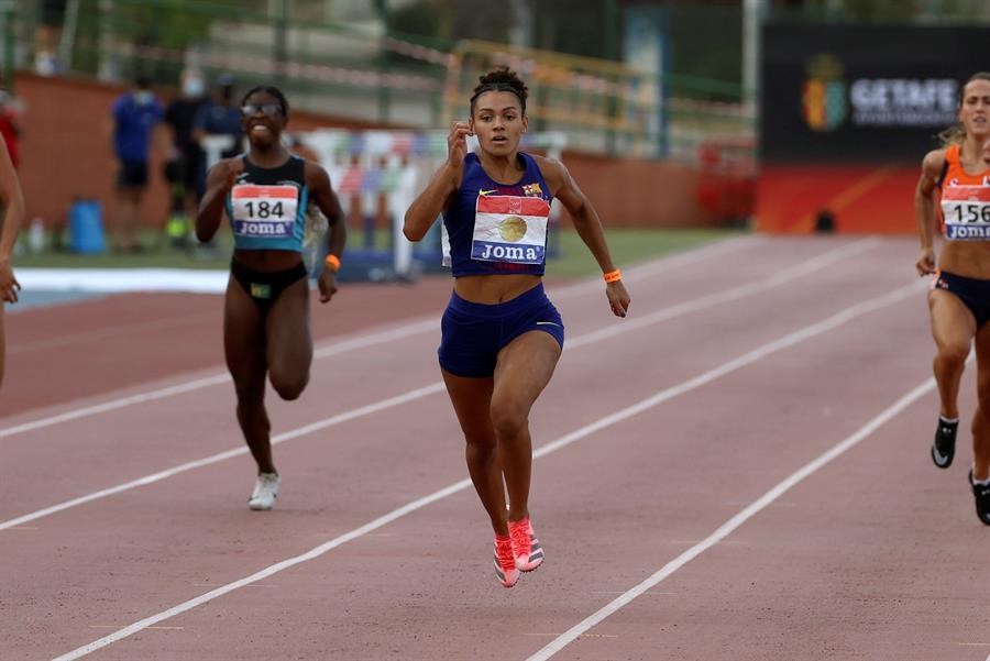 jael betsué encabeza su prueba en la final de los 200 metros del campeonato de españa de atletismo