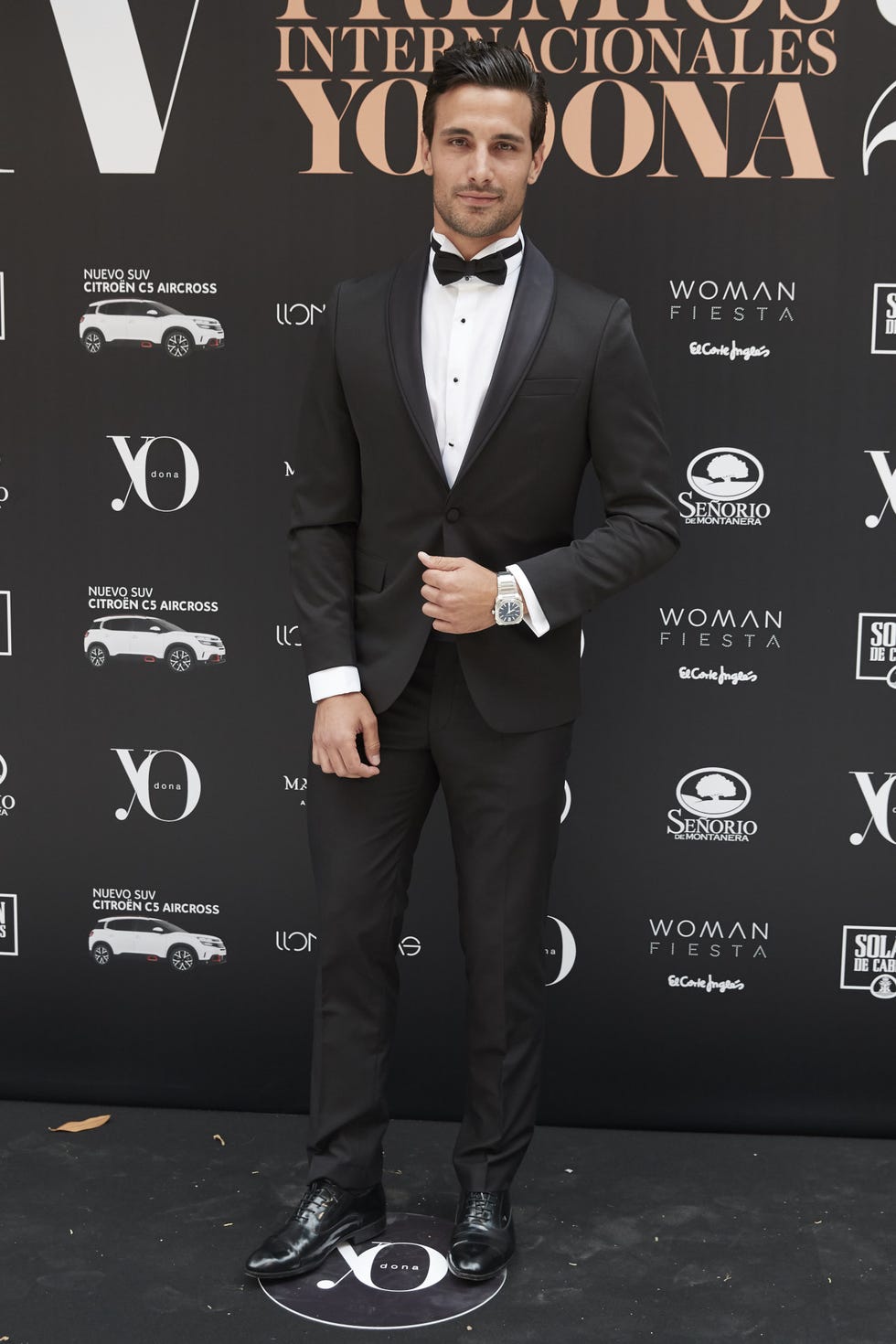 Suit, Formal wear, Tuxedo, Carpet, Premiere, Outerwear, Blazer, Event, Bow tie, White-collar worker, 