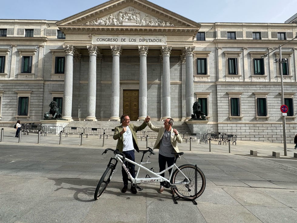 jaime lafita y gabica delante del congreso de los diputados