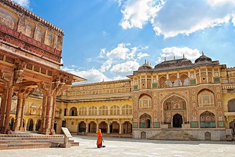 JAIPUR RAJASTHAN INDIADe Roze Stad Jaipur nu de hoofdstad van de Indiase deelstaat Rajasthan werd in 1729 als vestingstad gebouwd en is het vroegste voorbeeld van stadsplanning in India De kleuren en faades van de bouwwerken zijn op elkaar afgestemd de stad werd gebouwd op een grondplan dat was gebaseerd op Vedische principes en de verschillende wijken verwijzen naar diverse hindoestische concepten