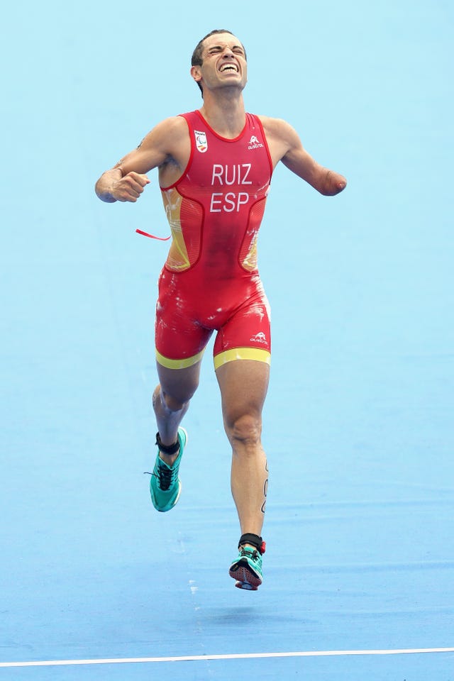 el paratriatleta jairo ruiz entra en meta celebrando su medalla en triatlón en los juegos paralimpicos de río 2016