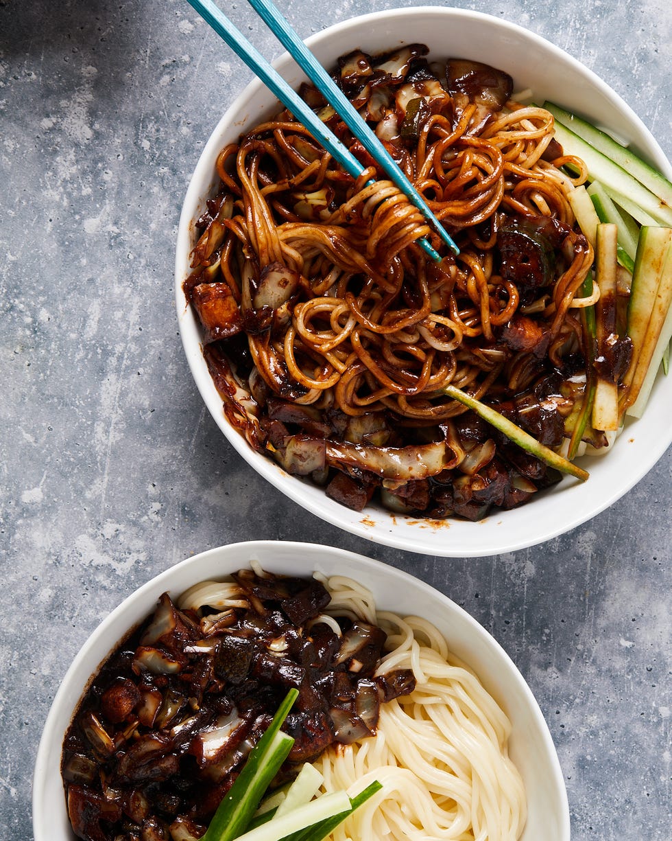 jjajangmyeon with cabbage and onions