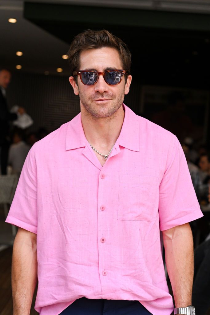 Jake Gyllenhaal y la camisa rosa manual de estilo para el verano