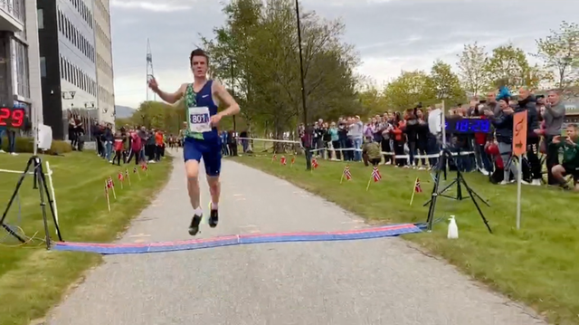 el atleta noruego jakob ingebrigtsen cruza la meta y bate el récord nacional de 5k en ruta en una prueba en stavanger