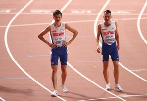 filip y henrik ingebrigtsen caminan agotados tras la final de 5000m del pasado mundial de doha