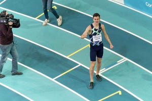 el atleta noruego jakob ingebrigtsen saluda tras batir el récord de europa indoor de 1500 metros