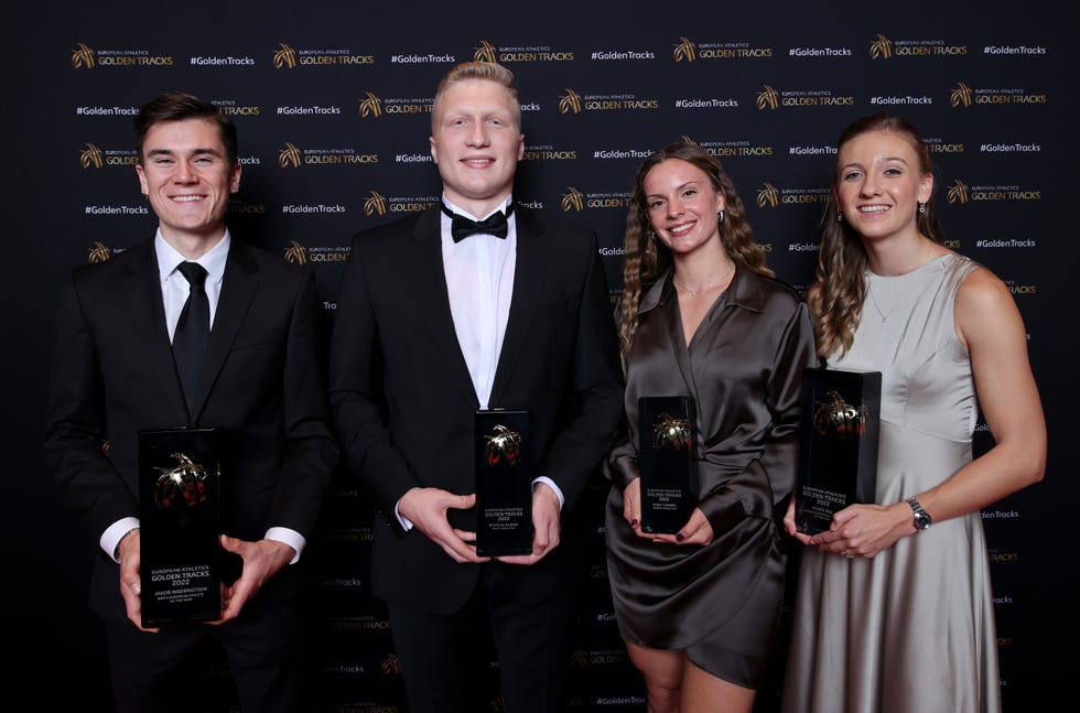 jakob ingebrigtsen, mykolas alekna of lithuania, elina tzengko y femke bol posan con sus premios en la gala del atletismo europeo 2022