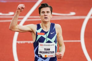 el noruego jakob ingebrigtsen celebra su récord europeo de 2000m en los impossible games de oslo tras quitárselo a steve cram