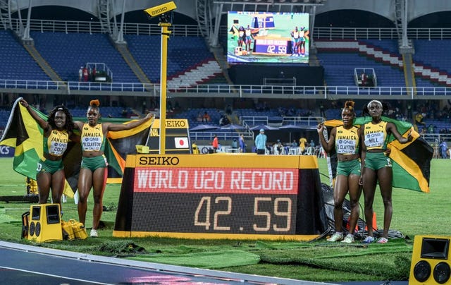 el relevo jamaicano 4x100 con récord del mundo sub20