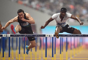 serguèi shubenkov corre junto a omar mcleod en los 110 metros vallas