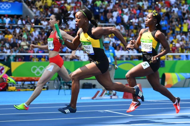veronica campbell brown corre con la posta del relevo con jamaica
