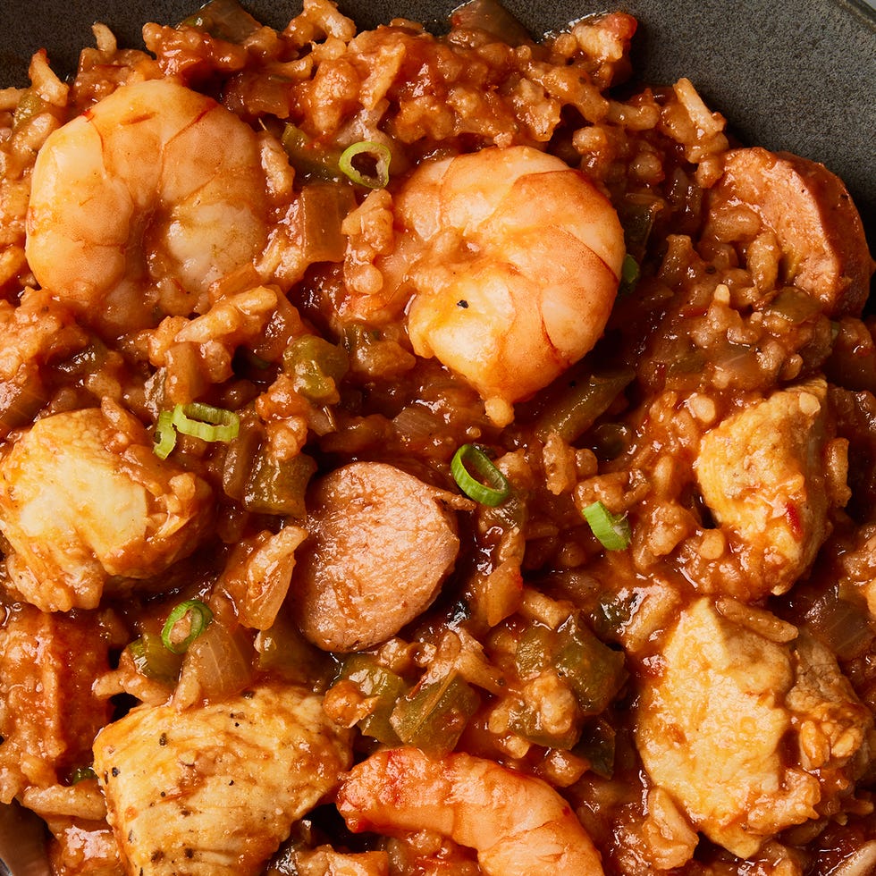 Jambalaya aux crevettes, poulet et saucisses à la poêle