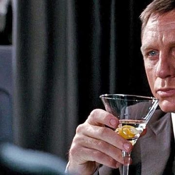 『007／ゴールデンアイ』でウォッカマティーニを飲むジェームズ・ボンド（ダニエル・クレイグ）