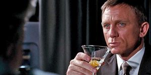 『007／ゴールデンアイ』でウォッカマティーニを飲むジェームズ・ボンド（ダニエル・クレイグ）