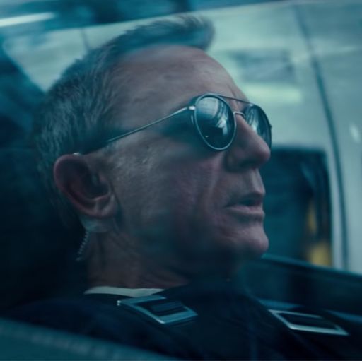 James Bond Likes His Sunglasses Like He Likes His Girlfriends (French ...