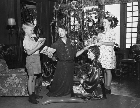 james roosevelt 1960 letter eleanor roosevelt eleanor with her kids and grandkids, eleanor roosevelt enjoys christmas with her daughter anna roosevelt boettiger, grandson curtis dall, and granddaughter anna dall in seattle, washington, usa