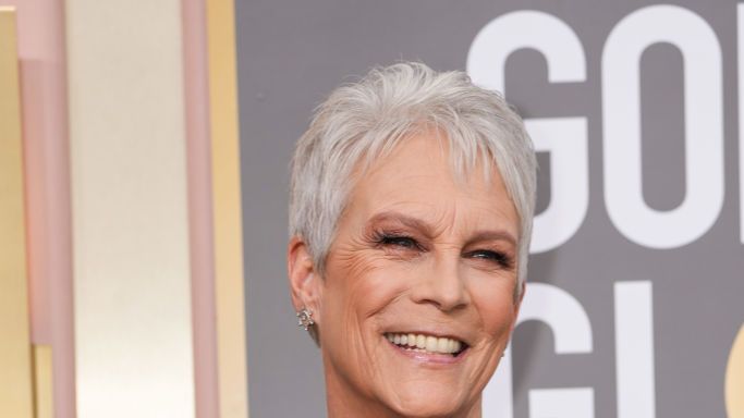 Jamie Lee Curtis Stuns in Lace Cape at the 2023 Golden Globes