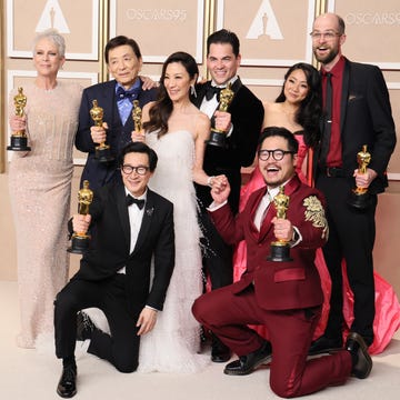 cast and crew of everything everywhere all at once at the 95th annual academy awards on march 12, 2023 first row shows ke huy quan and daniel kwan kneel holding oscars second row shows jamie lee curtis, james hong, michelle yeoh, jonathan wang, stephanie hsu, and daniel scheinert stand while holding oscars
