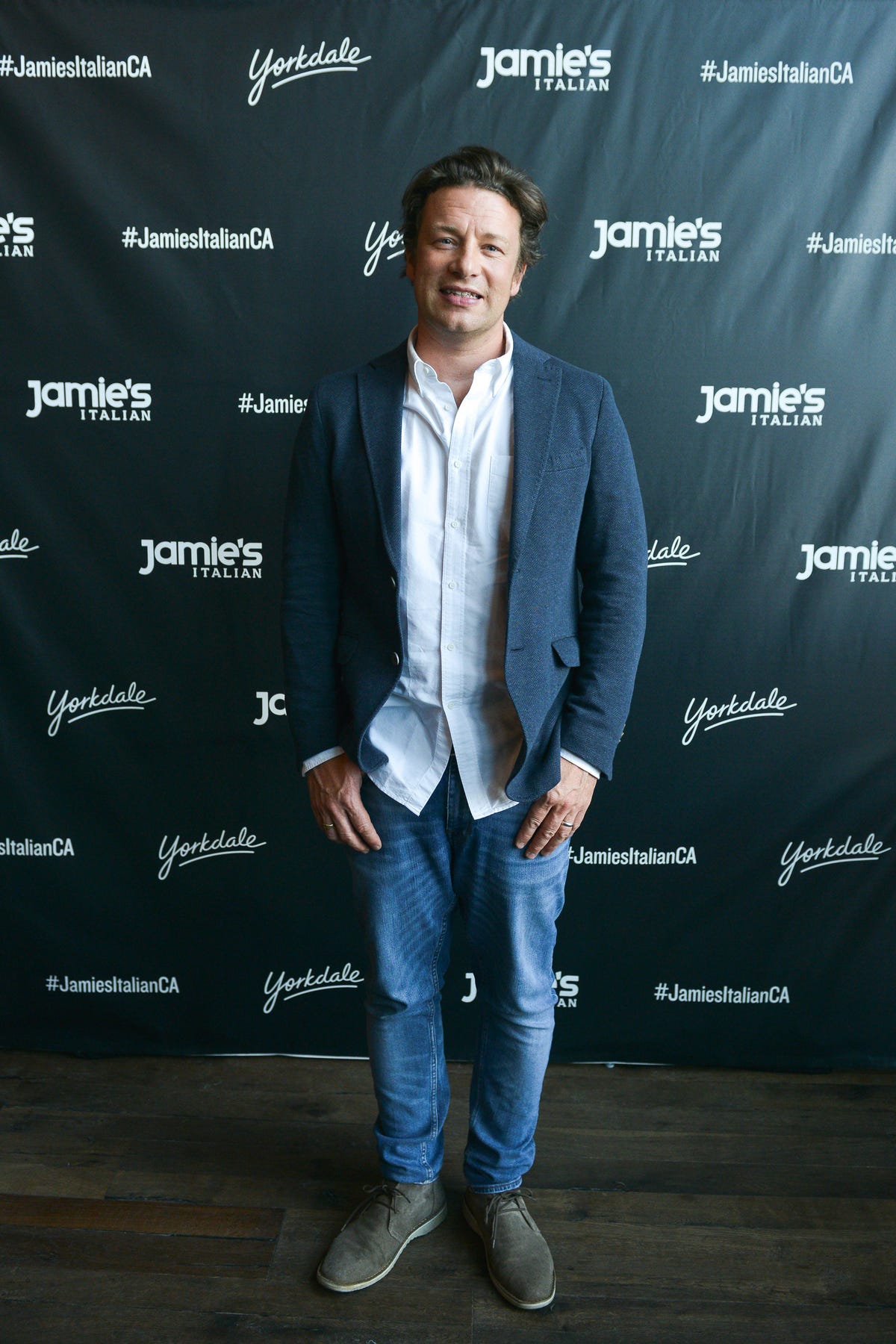 Jamie Oliver chef celebrità comporta per il suo ritratto con la moglie  Jools Oliver a Londra Foto stock - Alamy