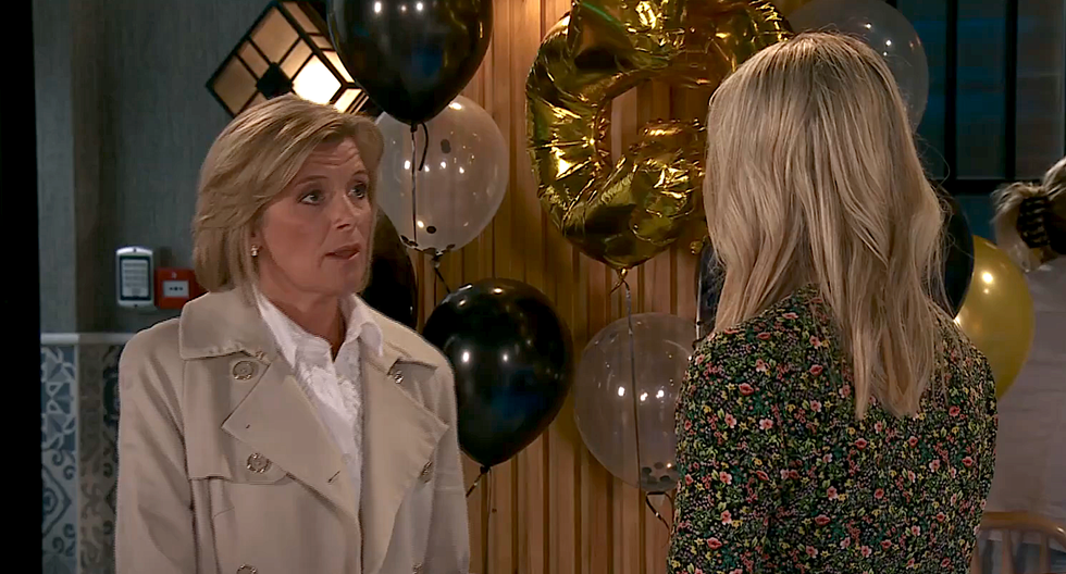 leanne speaks to toyah in coronation street