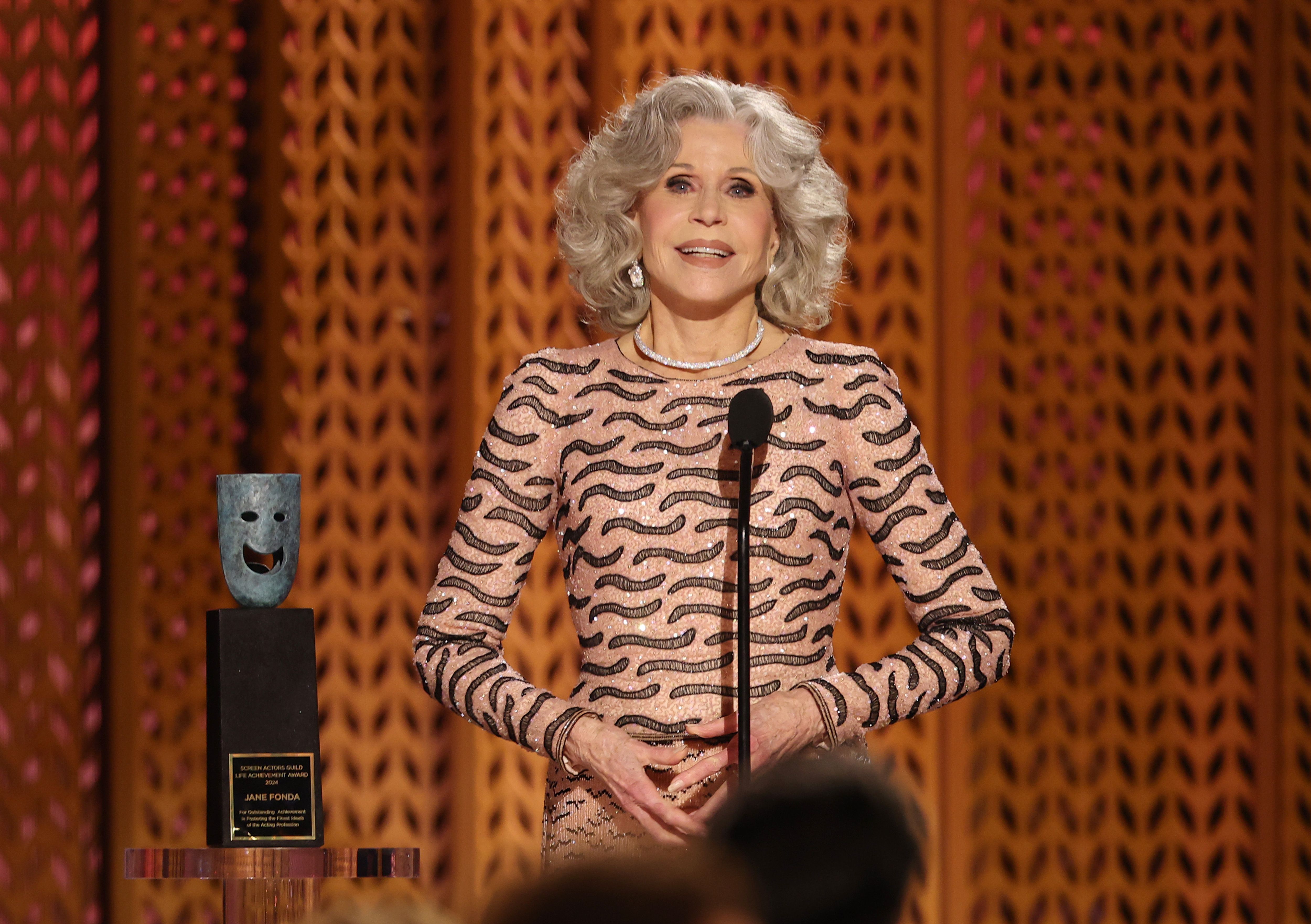 ジェーン・フォンダ直筆サイン入り超大型写真…裸足で散歩 …Jane Fonda… Amazon.co.jp: ジェーンフォンダポスター写真セクシーな脚