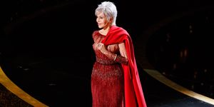 jane fonda en los oscar 2020 con un vestido largo repetido de elie saab y su abrigo rojo símbolo de su lucha contra el cambio climático