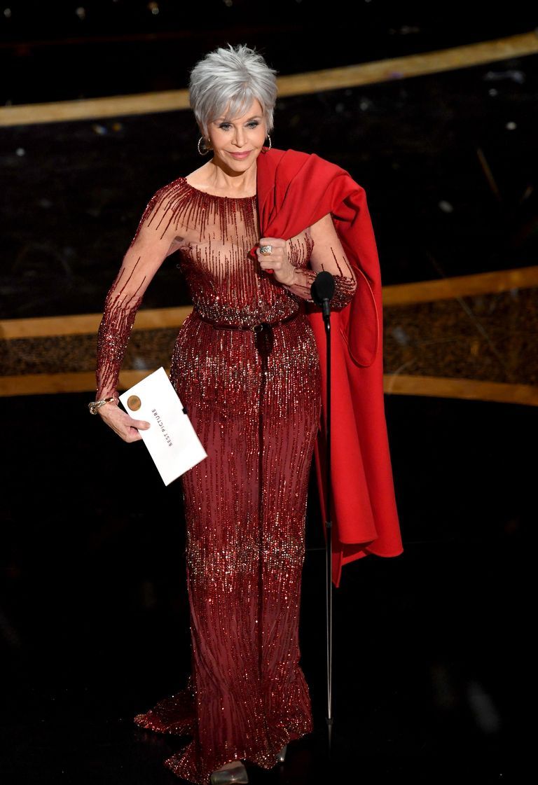 jane fonda en los premios oscar 2020﻿ con un vestido repetido de elie saab y su abrigo rojo, símbolo de su lucha contra el cambio climático