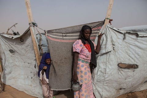 Fati Moussa 27 staat voor haar tent in het vluchtelingenkamp van Dar es Salaam in Baga Sola Tsjaad Moussa komt oorspronkelijk uit Baga in Nigeria In januari 2015 vluchtte ze over het meer naar Baga Sola nadat ze een van de ergste slachtpartijen van Boko Haram had overleefd Omdat ze geen landbouwproducten kunnen verbouwen leven zij en haar gezin van de naastenliefde van andere vluchtelingen en de beperkte hulp van ondergefinancierde hulporganisaties