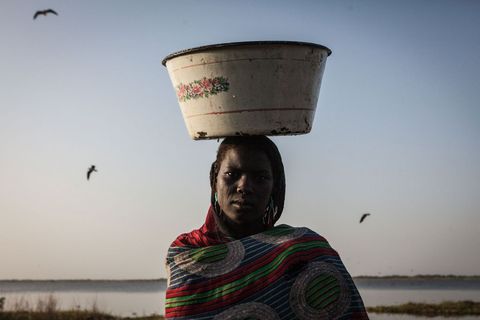 Fadi Madou gaat aan de oever van het Tsjaadmeer vis kopen om schoon te maken en op de lokale markt van Baga Sola in Tsjaad te verkopen Madou is afkomstig van het eiland Marakou en arriveerde 18 maanden geleden in Tagal Ze sloeg met haar familie op de vlucht nadat Boko Haram een naburig eiland had aangevallen