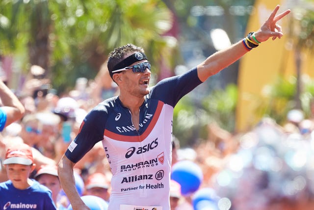 Frodeno celebra su triunfo en el campeonato europeo de triatlón.