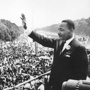 martin luther king jr waving to a crowd on the mall