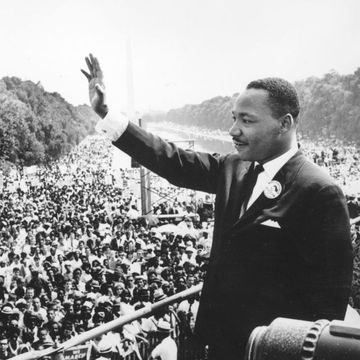 martin luther king jr waving to a crowd on the mall